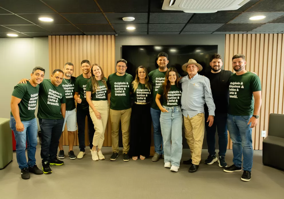 banner Brunetti Abrasivos. Busto de homem com capacete de seguran&ccedil;a branco e c&iacute;rculo verde atr&aacute;s